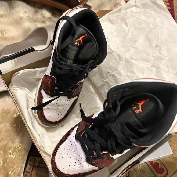 Air Jordan 1 SE
Size 5.5 - Picture 3 of 7